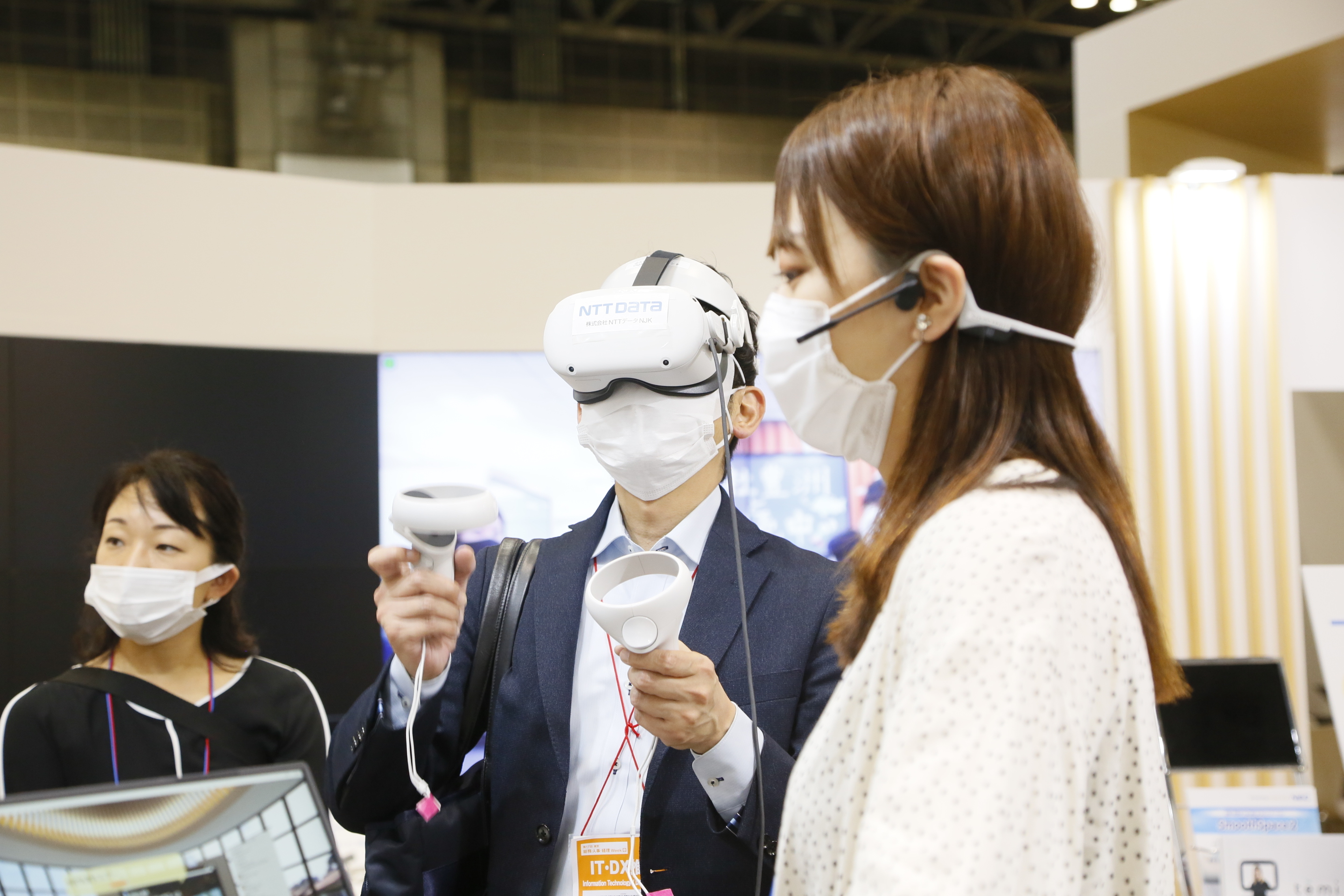 VRを活用したメタバース空間での会議：リアルコミュニケーションの補完